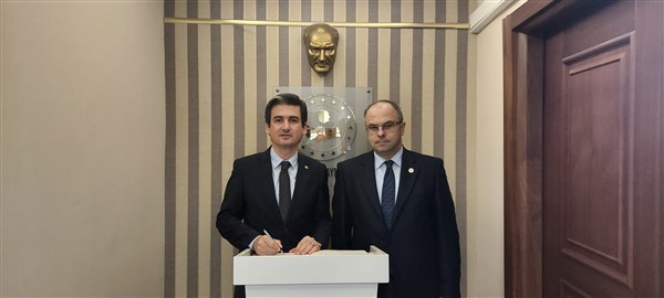 Çeşme Kaymakamı Mehmet MARAŞLI Kaymakamımız Dr. Ahmet Süheyl ÜÇER'i makamında ziyaret etti.