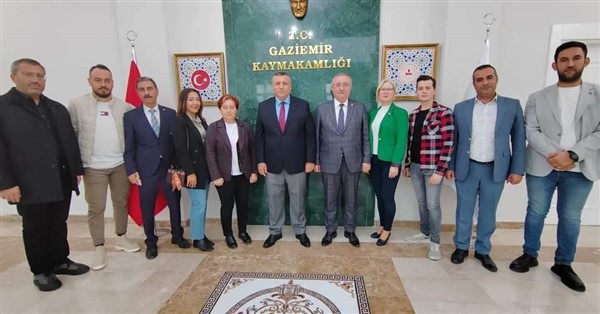 CHP Gaziemir İlçe başkanı Kasım ÖZKAN ve yönetimi Kaymakamımız Kudret Kurnaz'a hayırlı olsun ziyaretinde bulundular.